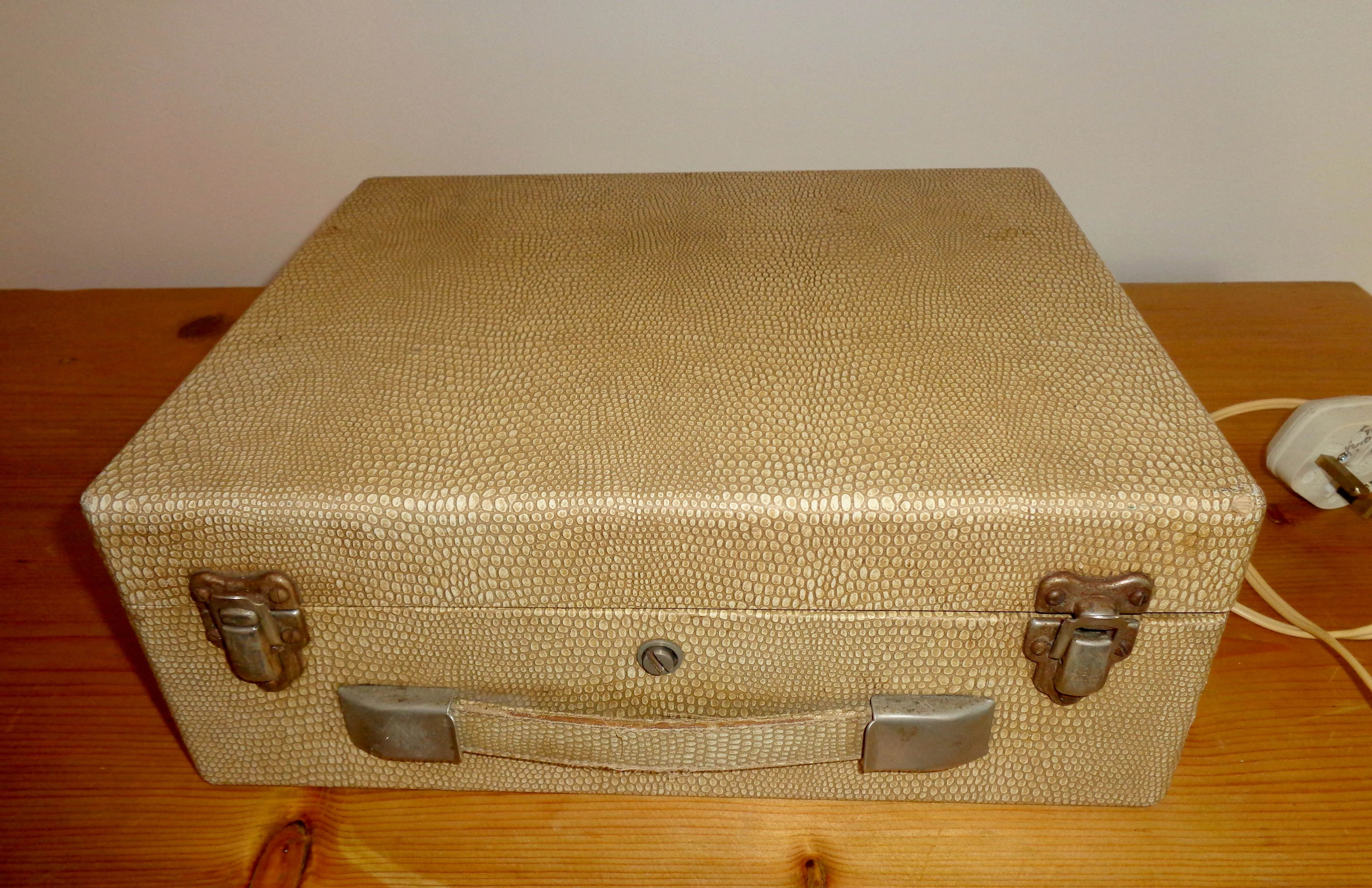 1950s T36A Marconiphone Valve MW / LW Suitcase Radio