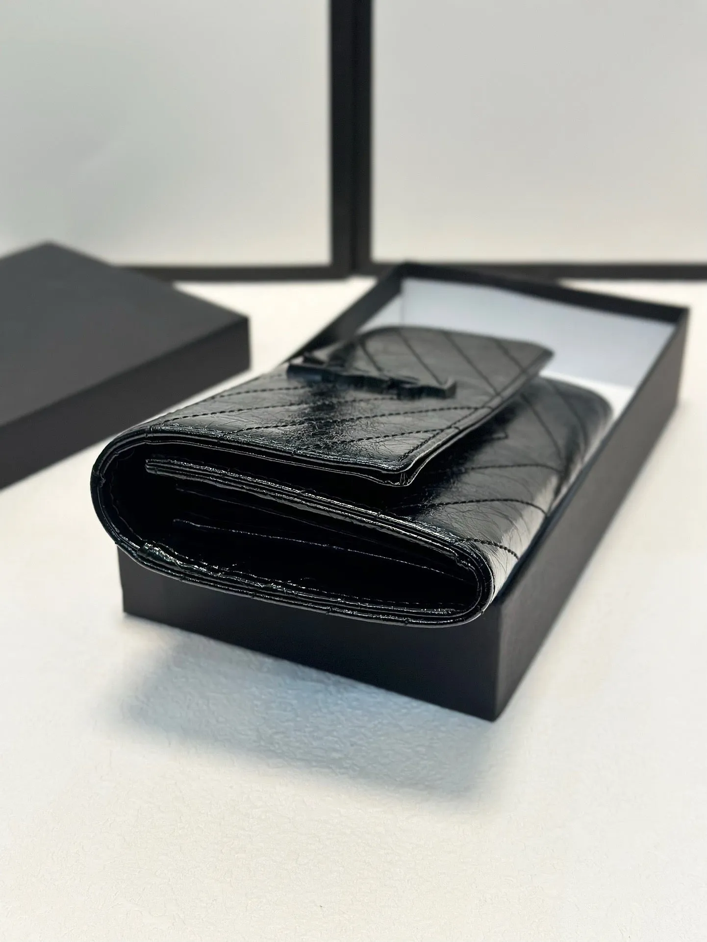 YSK323 Large Flap Wallet / 7.5 x 4.3 x 1 INCHES